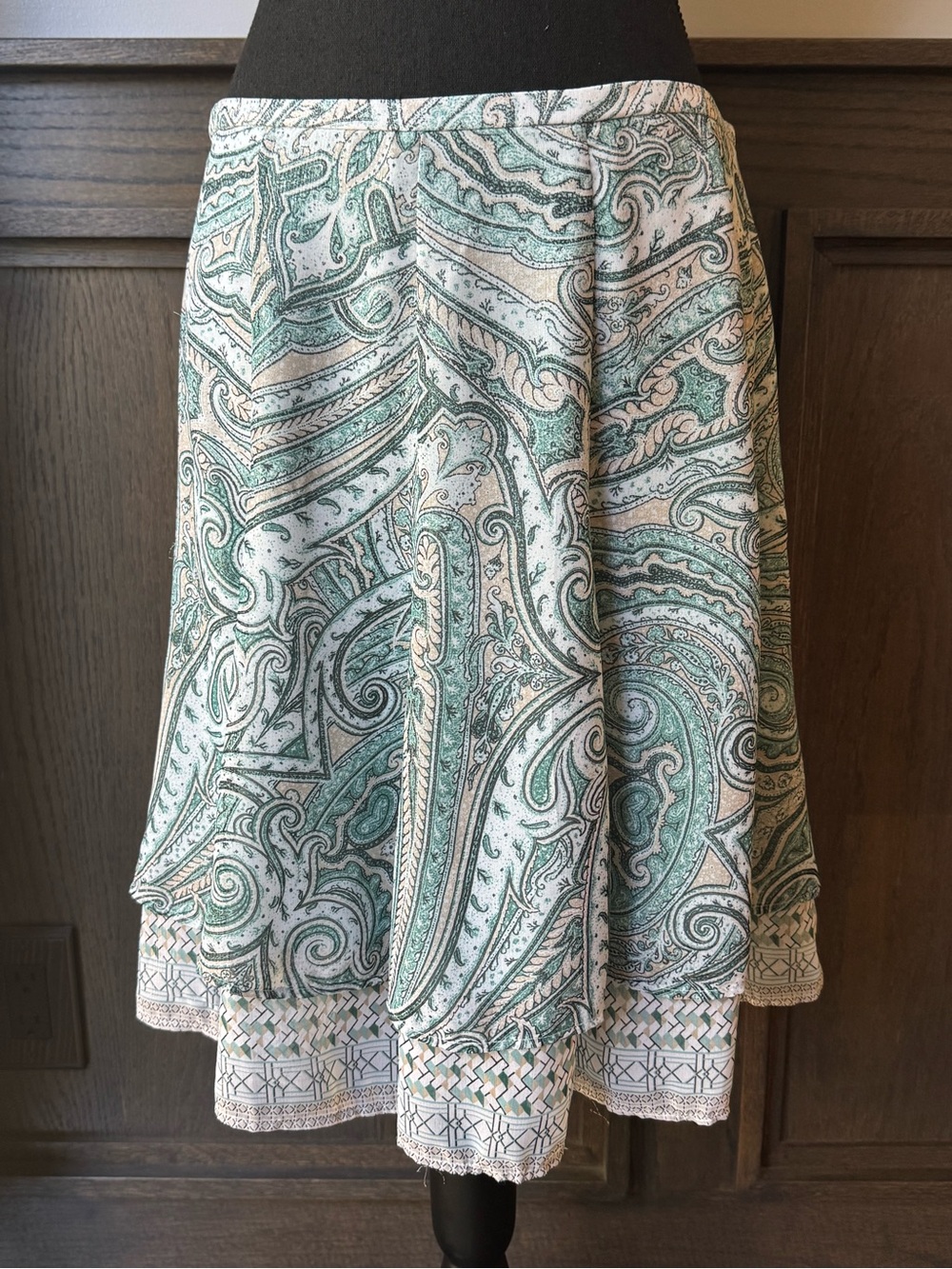 White House Black Market Green Paisley Lightweight Flowy skirt 8 nwt